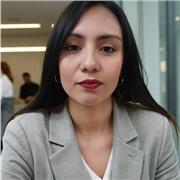 Profesor imparte clases a niños de 6 a 12 años